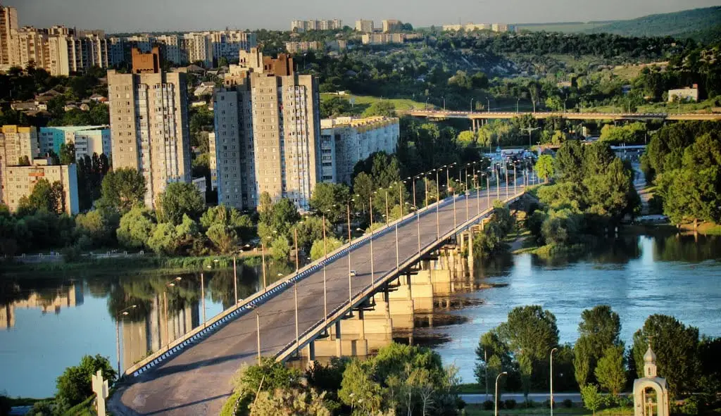 Круглосуточный эвакуатор в Резина с выездом по всей Молдове.